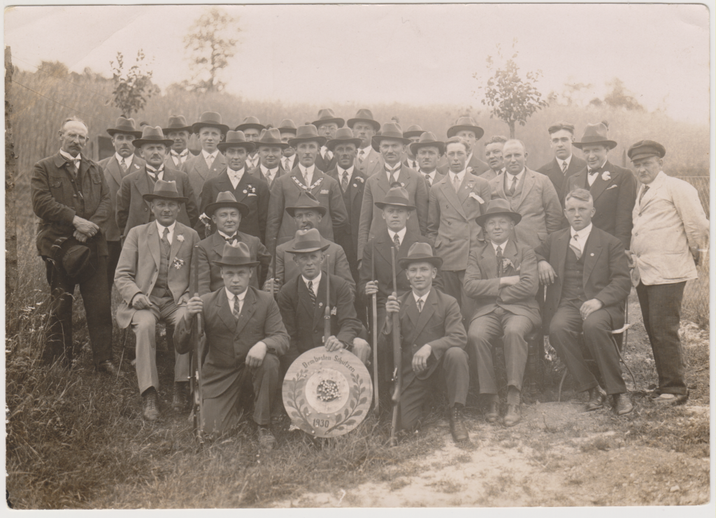 Ein Gruppenfoto von 1930 mit Schützen.