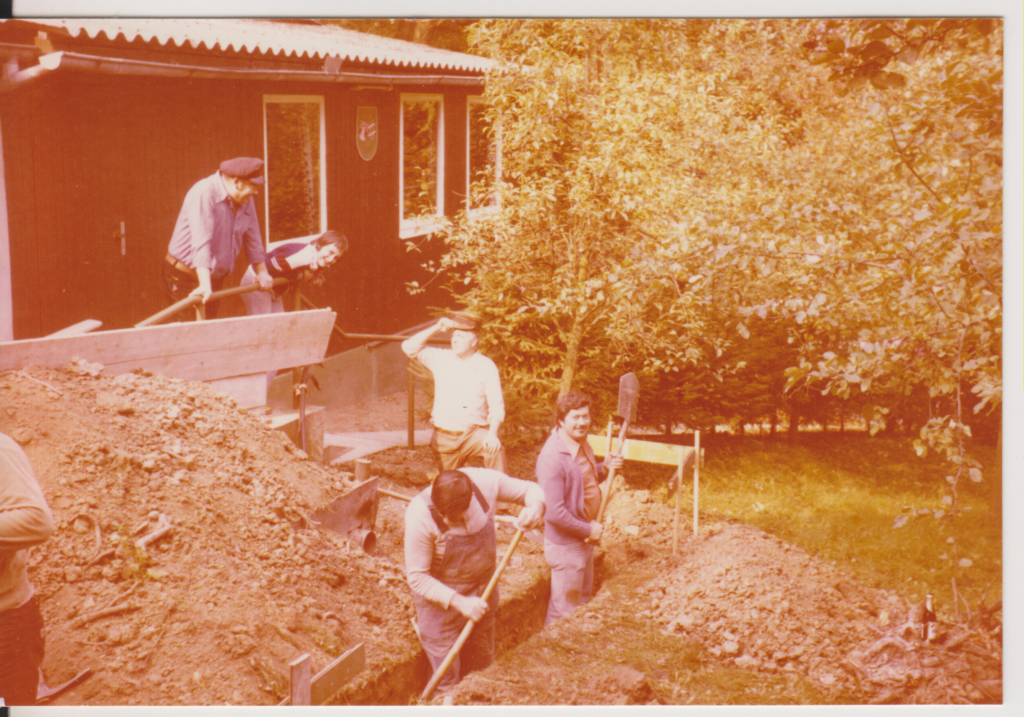 Der Umbau der Toiletten mit freiwilligen Helferinnen und Helfern 1979.