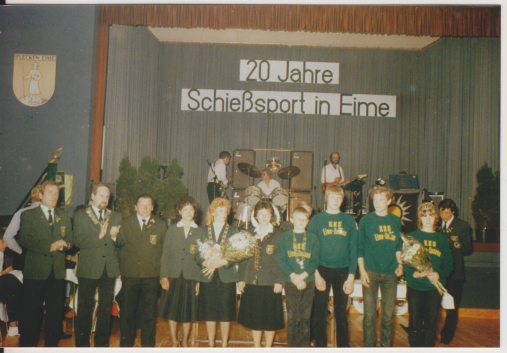 Ein Gruppenfoto mit Band zum 20-jährigen Jubiläum des Schießsportes in Eime von 1985.