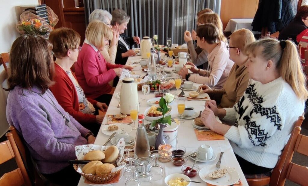 Schützinnen des Vereins KKS frühstücken beim Landgasthof Knoche.