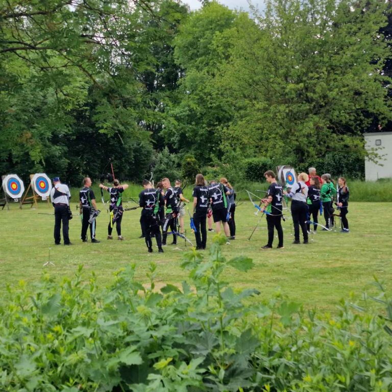 Bogenschützen und -schützinnen auf dem Bogenplatz bei der Verbandsmeisterschaft