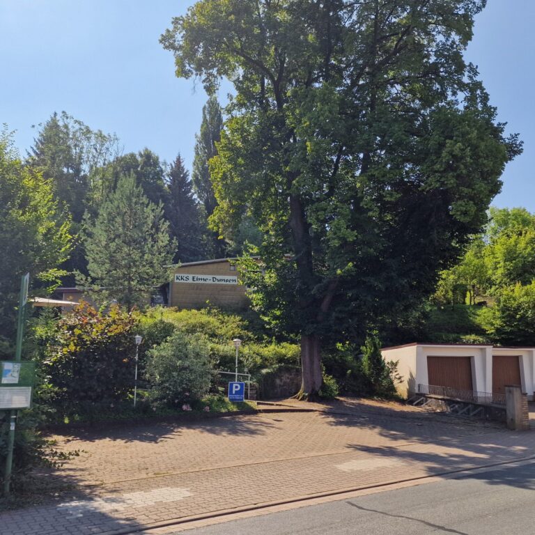 Vereinsheim des Schützenvereins KKS Eime-Dunsen von der Straße mit dem zugehörigen Parkplatz