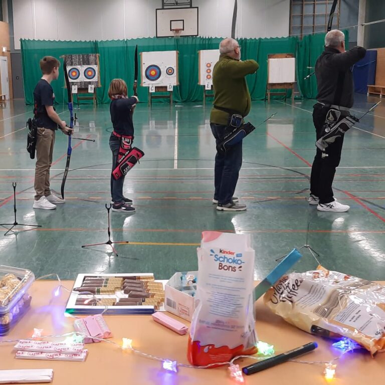 Bogenschützen und -schützinnen beim Pokal ausschießen in der Halle