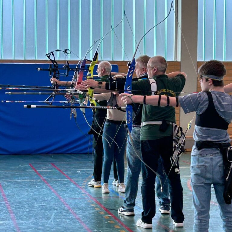 Bogenschützen und -schützinnen beim Training in der Halle