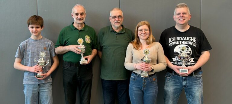 Siegerehrungsfoto des Bogenschießens in der Halle mit Pokalen