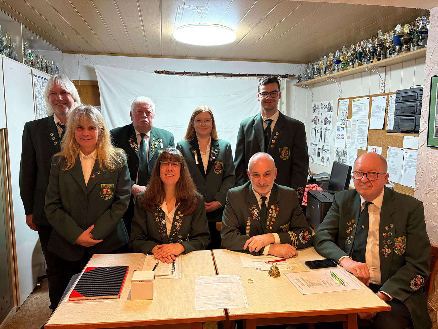 Auf dem Bild wird ein Gruppenfoto gemacht, wo in der vorne drei Personen sitzen und dahinter fünf Personen stehen. Alle sind in Schützenuniform zu sehen.