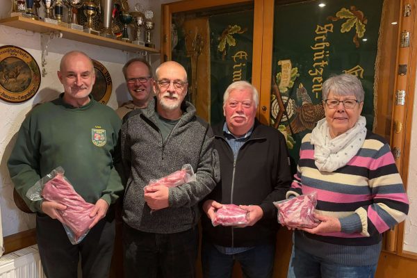 Das Bild zeigt ein Gruppenbild von Erwachsenen mit ihren Gewinnen in der Hand. Es sind insgesamt fünf Personen.